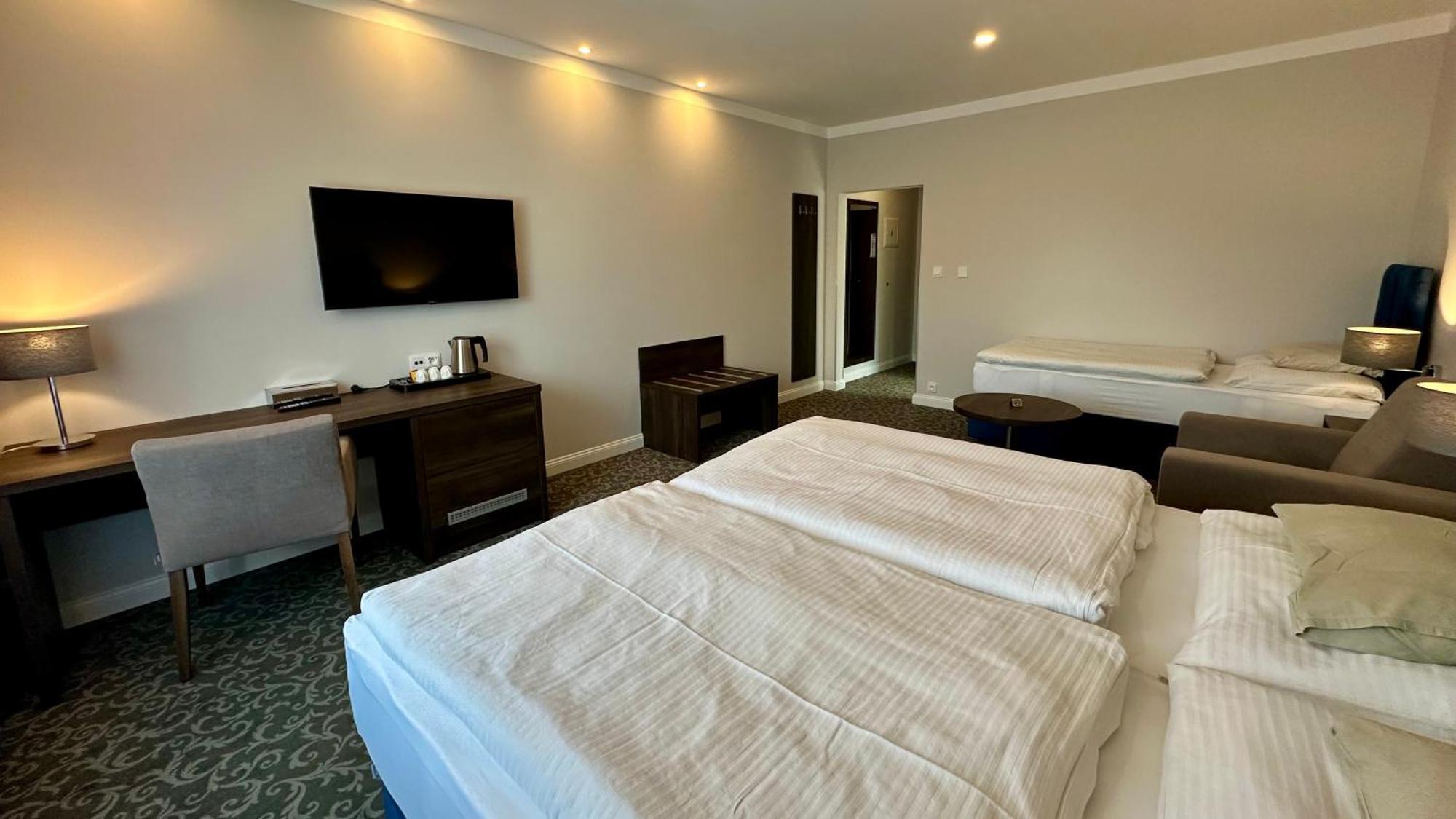 Pension Village การ์โลวีวารี ภายนอก รูปภาพ