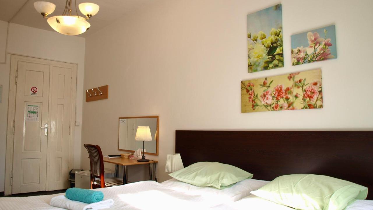 Pension Village การ์โลวีวารี ภายนอก รูปภาพ